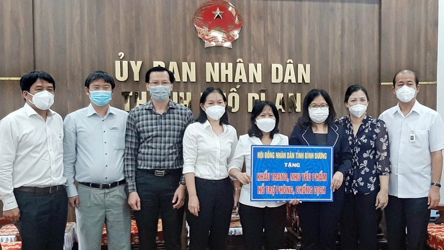 Trao tặng khẩu trang, nhu yếu phẩm cho HĐND TP Dĩ An.